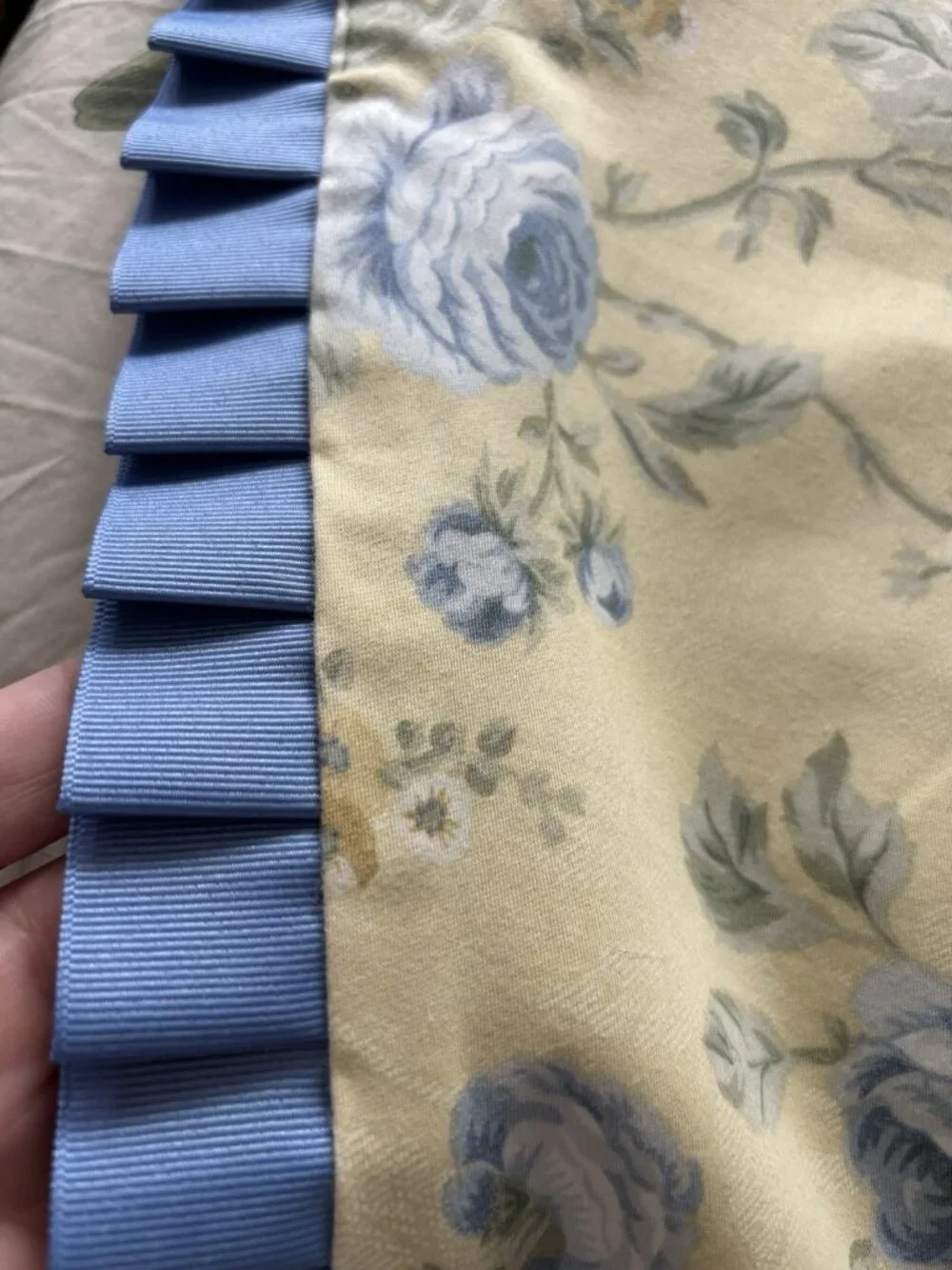 Waverly 1 Window Valance‎ Yellow Floral Blue Roses Scalloped 20